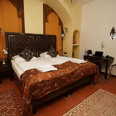 Oriental & Restaurant Hotel